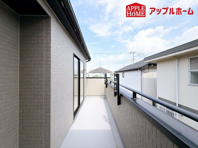 さいたま市桜区塚本のバルコニー|奥行を広めに取ったバルコニー♪家族分の洗濯物もしっかり干せます。日当たりも良く、毎日のお洗濯が楽しくなりそう♪