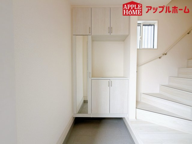 さいたま市桜区塚本の収納|明るくて清潔感溢れる玄関。便利な姿見鏡＆下駄箱収納付きです♪散らかりがちな玄関もすっきりと片付きます。