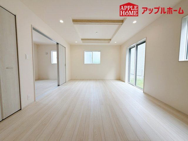 さいたま市桜区塚本の居間・リビング|家族の会話が弾む明るく広々したリビング！窓から差し込む光の温かさを一度ご体感ください☆いつでもお気軽にお問合せOKです！TEL「0120-466263」