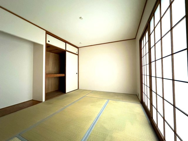日興雲雀丘花屋敷ガーデンホームズC棟の和室|６帖の和室。客間としてもご利用いただけます。襖を開けるとバルコニーがあります。