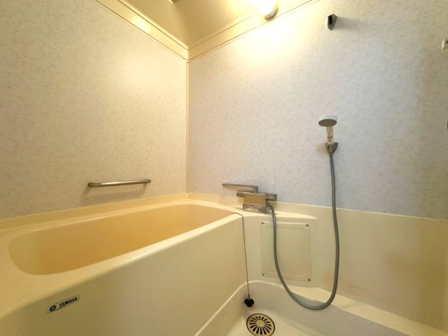 日興雲雀丘花屋敷ガーデンホームズC棟の浴室|ゆったり過ごせるお風呂です。湯船の蓋あり。