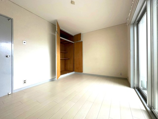 日興雲雀丘花屋敷ガーデンホームズC棟の洋室|約5.7帖きれいな洋室です。こちらの洋室にも南向きバルコニーがあります。