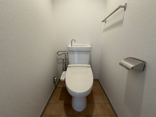 日興雲雀丘花屋敷ガーデンホームズC棟のトイレ|温水洗浄便座付きの落ち着いたトイレです。