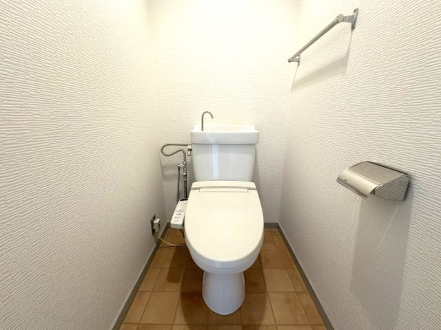 日興雲雀丘花屋敷ガーデンホームズC棟のトイレ|温水洗浄便座付きの落ち着いたトイレです。