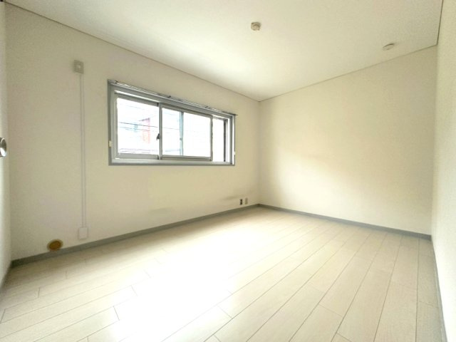 日興雲雀丘花屋敷ガーデンホームズC棟の洋室|約5.3帖の洋室です。寝室にいかがでしょうか。