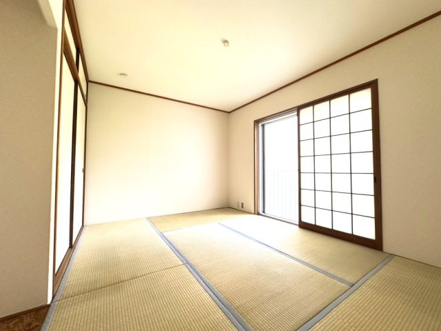 日興雲雀丘花屋敷ガーデンホームズC棟の和室|６帖の和室。様々な使い方でご利用いただけます。襖を開けるとバルコニーがあります。
