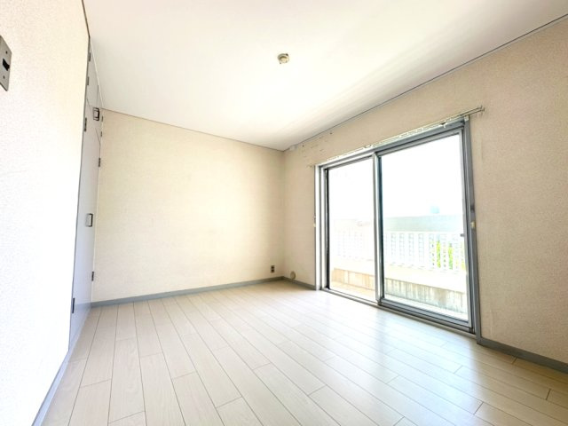 日興雲雀丘花屋敷ガーデンホームズC棟の洋室|約5.7帖の洋室です。収納もあるので広々ご利用いただけます。こちらの洋室にも南向きバルコニーがあります。