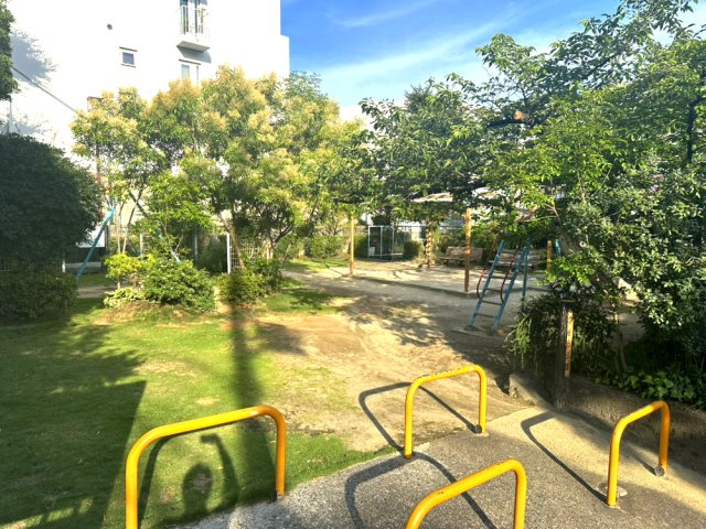 日興雲雀丘花屋敷ガーデンホームズC棟の周辺|建物西側に公園があります。緑が多くリラックスするのにおすすめです。