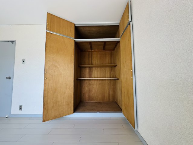 日興雲雀丘花屋敷ガーデンホームズC棟の収納|奥行きもある大容量の収納です。