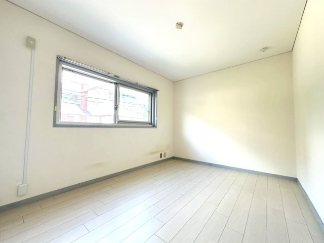 日興雲雀丘花屋敷ガーデンホームズC棟の洋室|約5.3帖の洋室です。寝室にいかがでしょうか。