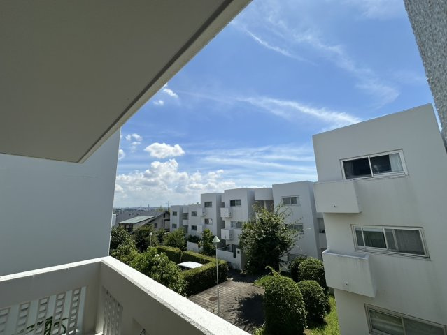 日興雲雀丘花屋敷ガーデンホームズC棟のその他|LDの南向きバルコニーからは空がよく見え、開放感があります。