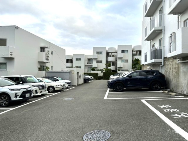 日興雲雀丘花屋敷ガーデンホームズC棟の駐車場|敷地内駐車場あり。6月30日時点で空きあり、月額12,000円