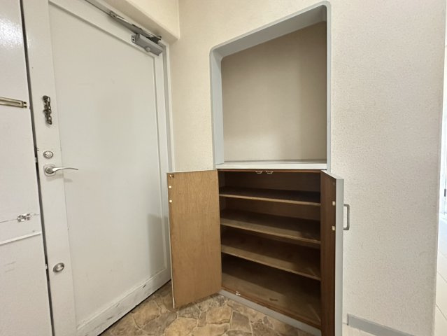 日興雲雀丘花屋敷ガーデンホームズC棟の収納|4段分収納できますので玄関回りもすっきり整理できます。