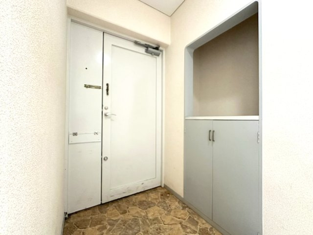 日興雲雀丘花屋敷ガーデンホームズC棟の玄関|玄関、シューズボックスがあり、その上に鍵など置けるスペースがあります。