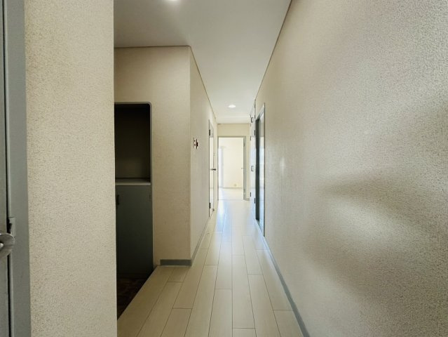 日興雲雀丘花屋敷ガーデンホームズC棟のその他|この廊下が気持ちいい風を通してくれます。