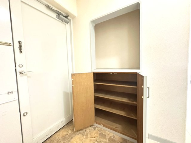 日興雲雀丘花屋敷ガーデンホームズC棟の収納|4段分収納できますので玄関回りもすっきり整理できます。