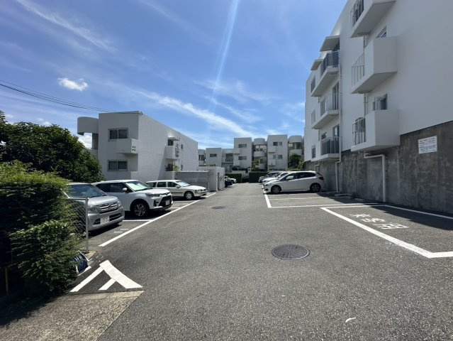 日興雲雀丘花屋敷ガーデンホームズC棟のその他|敷地内駐車場あり。6月30日時点で空きあり、月額12,000円