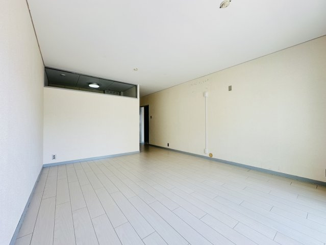 日興雲雀丘花屋敷ガーデンホームズC棟の居間・リビング|約13帖のLDK　南向きのバルコニーに面しており、日当たりがいいです。ゆっくりくつろぐために十分な広さです。