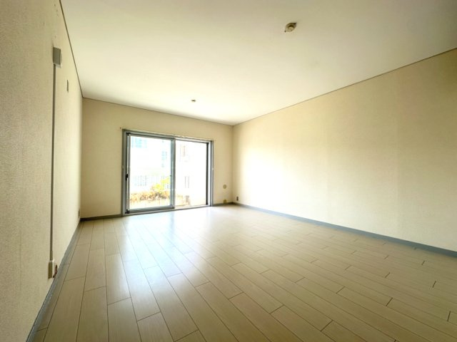 日興雲雀丘花屋敷ガーデンホームズC棟の居間・リビング|南向きのため明るくご利用いただけます。