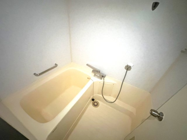 日興雲雀丘花屋敷ガーデンホームズC棟の浴室|ゆったり過ごせるお風呂です。湯船の蓋あり。