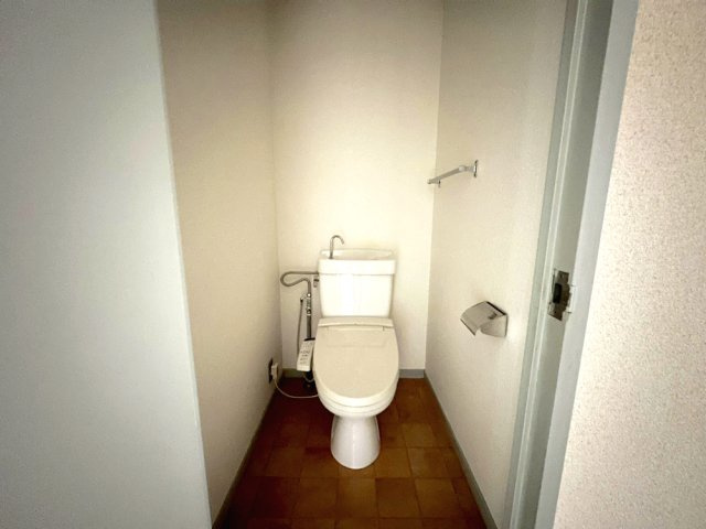 日興雲雀丘花屋敷ガーデンホームズC棟のトイレ|温水洗浄便座付きの落ち着いたトイレです。
