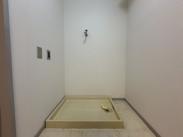 日興雲雀丘花屋敷ガーデンホームズC棟のランドリースペース