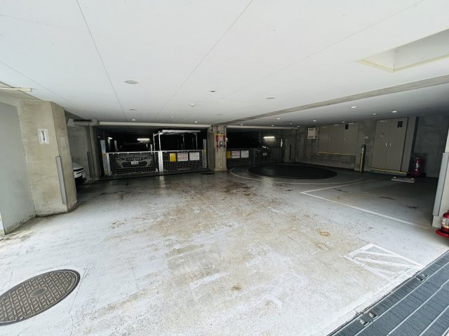 横浜駅近辺の駅がたくさん使える快適立地！！洋館テイストの外観が魅せる横濱らしさ全開の佇まい！！角部屋のポテンシャルも発揮され、ペットの飼育もOKな、『エルズヴュープレイス』リノベーションの駐車場|駐車場があるので、車を買う予定の方も安心です