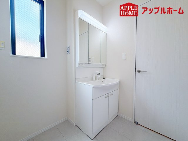 さいたま市西区佐知川1270番のトイレ|温水洗浄器付き便座を標準装備してます♪窓付きで明るく、快適空間となっております。毎日使う場所だからこその配慮です。