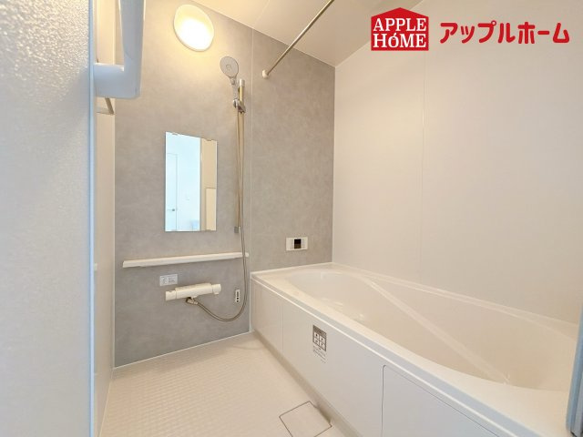 さいたま市西区佐知川1270番の浴室|広いバスルームです。浴槽にはステップが付いているので、半身浴や親子入浴も楽しめます♪