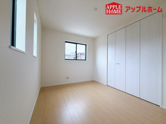 さいたま市西区佐知川1270番の洋室|クローゼット付きの洋室は、収納スペースが豊富で部屋全体がすっきりと片付きやすいのが特徴です。衣類や荷物を整理しやすく、生活感を抑えた洗練された空間を保てます。