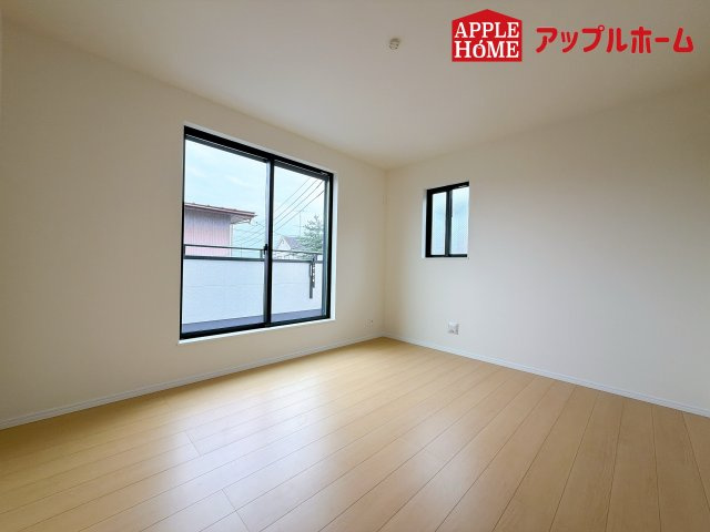 さいたま市西区佐知川1270番の洋室|クローゼット付きの洋室は、収納スペースが豊富で部屋全体がすっきりと片付きやすいのが特徴です。衣類や荷物を整理しやすく、生活感を抑えた洗練された空間を保てます。