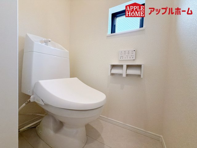 さいたま市西区佐知川1270番のトイレ|温水洗浄器付き便座を標準装備してます♪窓付きで明るく、快適空間となっております。毎日使う場所だからこその配慮です。
