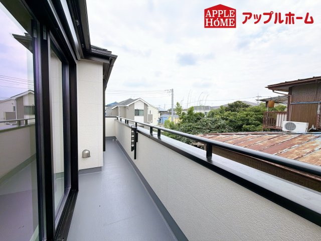 さいたま市西区佐知川1270番のバルコニー|奥行を広めに取ったワイドバルコニー♪家族分の洗濯物もしっかり干せます。日当たりも良く、毎日のお洗濯が楽しくなりそう♪