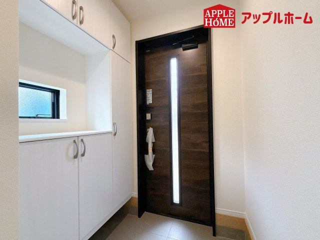 さいたま市西区佐知川1270番の玄関|上下棚にたっぷり靴を収納できます。「ただいま」と玄関を開けた瞬間から、奥に広がる空間を明るい室内を感じられますね♪
