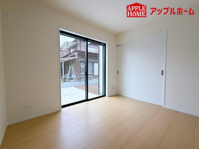 さいたま市西区佐知川1270番の洋室|充分な広さの収納を備え、風通しも良く、大変居心地の良い採光良好な洋室は、快適空間。プライベートの時間もゆったりお寛ぎ頂けそうですね！