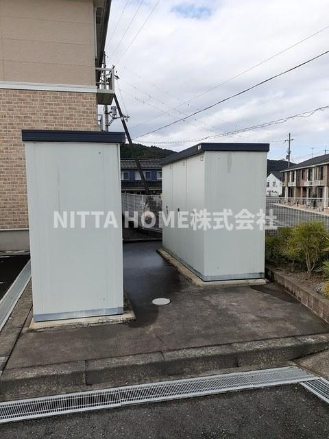 Ｎｅｗ和田ハイツ　Ａのその他|外部物置が付いておりタイヤの収納にも便利です☆