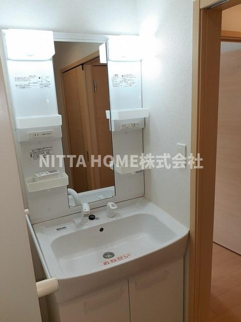 Ｎｅｗ和田ハイツ　Ａの洗面所|シャワー付きの洗面台朝の準備も楽々です♪