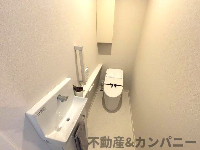 ミサワホームタウンさくら小西のトイレ|手すり、手洗い器が付いたトイレです