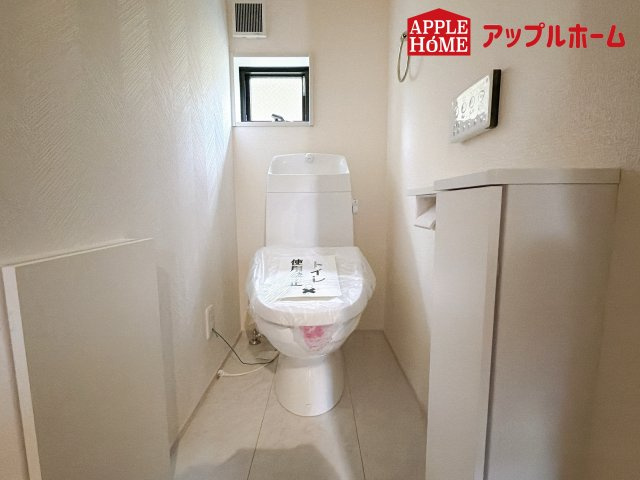 さいたま市西区土屋のトイレ|温水洗浄器付き便座を標準装備してます♪窓付きで明るく、快適空間となっております。毎日使う場所だからこその配慮です。