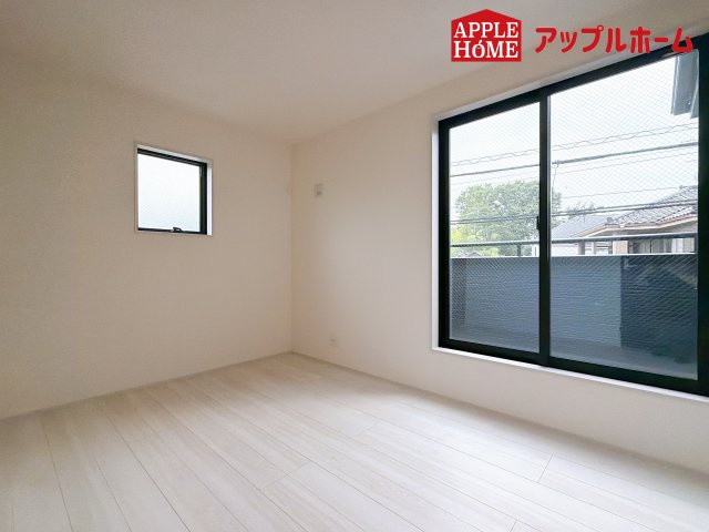 さいたま市西区土屋の洋室|窓からの光の差し込みは生活を温かく包みます。明るく清潔感のある居室で勉強もはかどります！