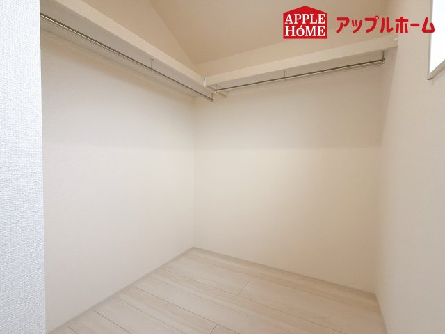 さいたま市西区土屋の収納|お洋服を大切にされる方に大変喜ばれる、ウォークインクローゼット。お洋服以外にも掃除機やスーツケースなどを一箇所に集約できるのは魅力ですね！扉が一箇所ですので、お部屋の見た目にもスッキリ！