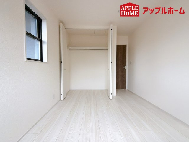 さいたま市西区土屋の収納|クローゼット付きの洋室は、収納スペースが豊富で部屋全体がすっきりと片付きやすいのが特徴です。衣類や荷物を整理しやすく、生活感を抑えた洗練された空間を保てます。