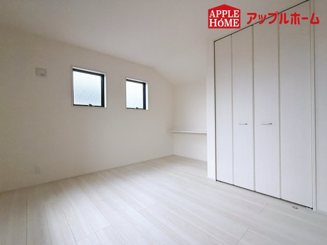 さいたま市西区土屋の洋室|クローゼット付きの洋室は、収納スペースが豊富で部屋全体がすっきりと片付きやすいのが特徴です。衣類や荷物を整理しやすく、生活感を抑えた洗練された空間を保てます。