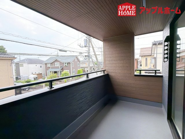 さいたま市西区土屋のバルコニー|奥行を広めに取ったバルコニー♪家族分の洗濯物もしっかり干せます。日当たりも良く、毎日のお洗濯が楽しくなりそう♪