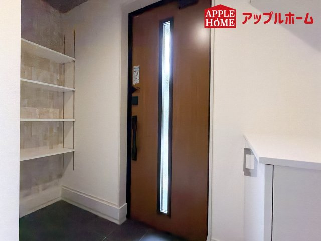 さいたま市西区土屋の玄関|ご家族皆様の靴やお手入れ用品を収納できる収納棚を設置！お家に出会う人々を迎える玄関だからこそ、常に整理整頓しておきたいですね♪