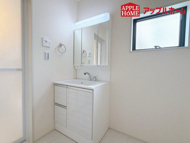 さいたま市西区土屋の独立洗面台|三面鏡付きの洗面化粧台ですので、たっぷりと収納いただけます。白を基調とした清潔感のある快適空間です。毎日の身支度も気持ち良くお使い頂けます！！