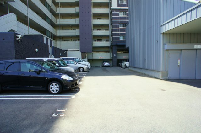 久留米市中央町の賃貸マンションの駐車場|駐車スペースもあります