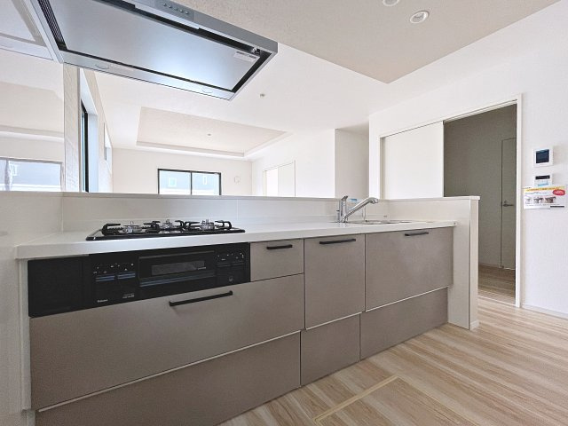 新築戸建・新築建売　郡山市富久山町8期　明健小・明健中のキッチン|カウンター越しに会話が弾み、家族とのつながりを感じられる対面キッチンです！