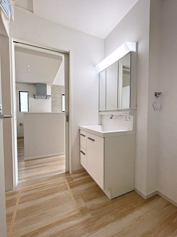 新築戸建・新築建売　郡山市富久山町8期　明健小・明健中の独立洗面台|三面鏡洗面台で朝の身支度もしやすい＆収納力も◎洗面台に物を置かずすっきり清潔に保つことができます！