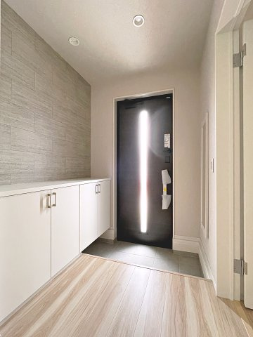 新築戸建・新築建売　郡山市富久山町8期　明健小・明健中の玄関|大容量のシューズボックスがあり収納豊富な玄関スペース。玄関ドアから日差しが入り明るいです！